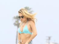 Kelli Berglund w błękitnym bikini na plaży